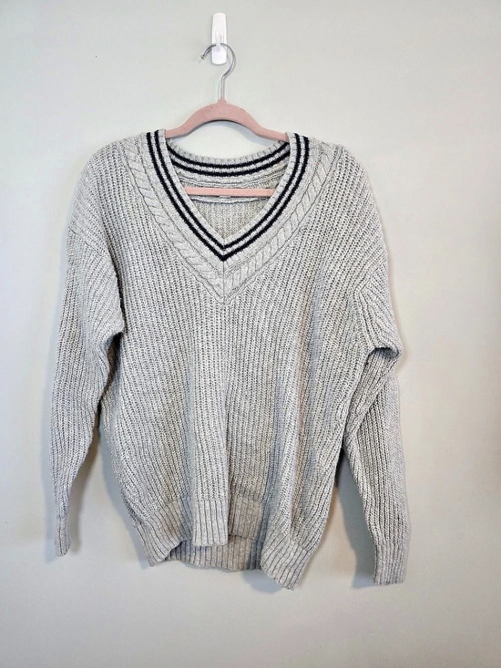 American Eagle Gray Cable Knit V-Neck Varsity Sweater Women’s Medium
